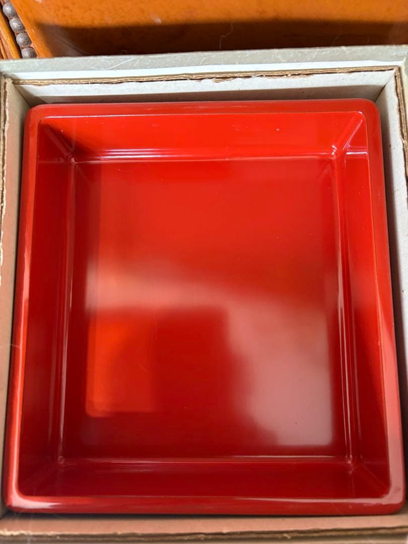 未使用に近い　木曽檜漆重箱　朱色の重箱 金色の模様