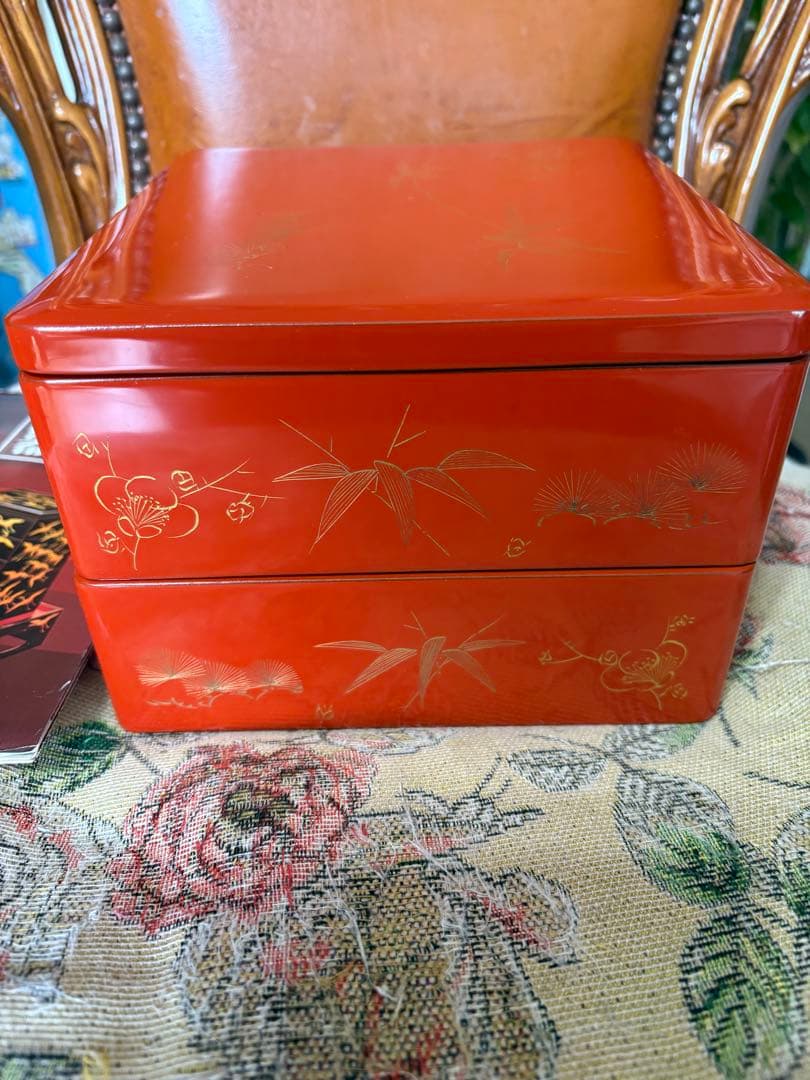 未使用に近い　木曽檜漆重箱　朱色の重箱 金色の模様