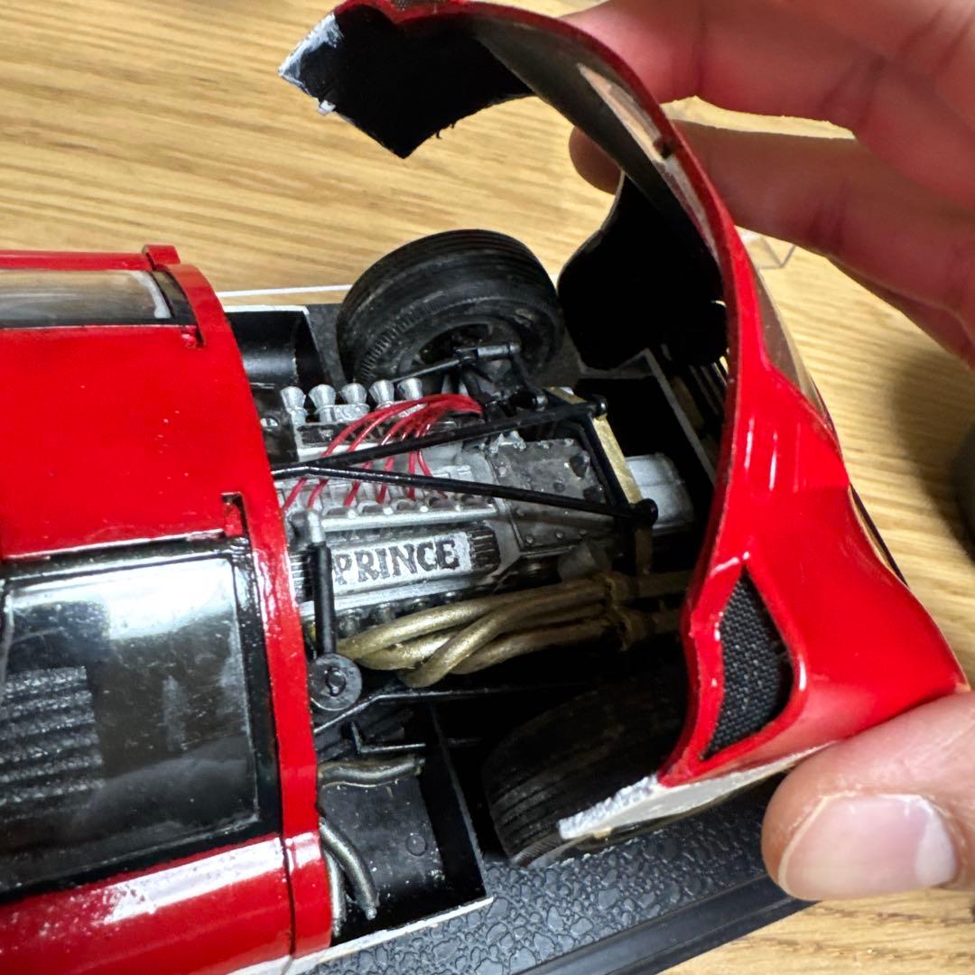 Nissan R8 1/18スケールモデル 赤白