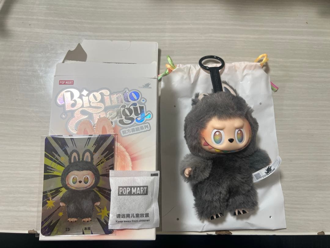 2点(内容シークレット1点、イヤフォンケース2点) ピースフラワー1106