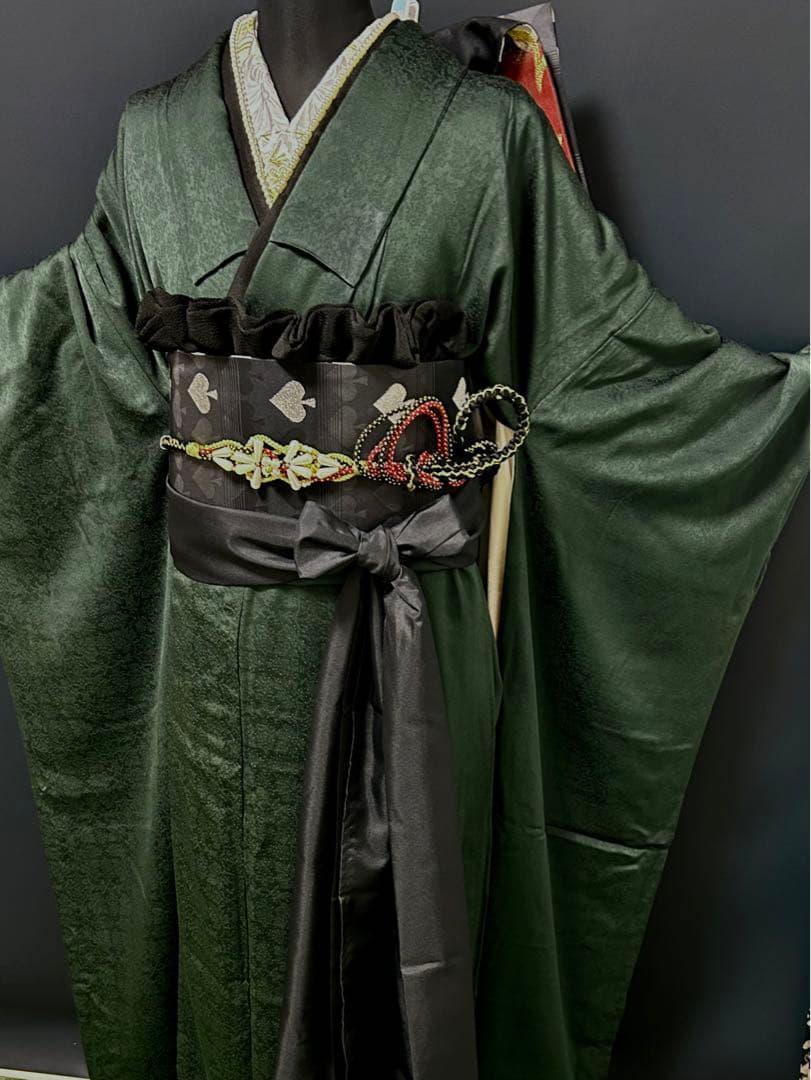 ガメママ シックな深緑にぶどう葉の立体地紋　豪華成人式振袖８点