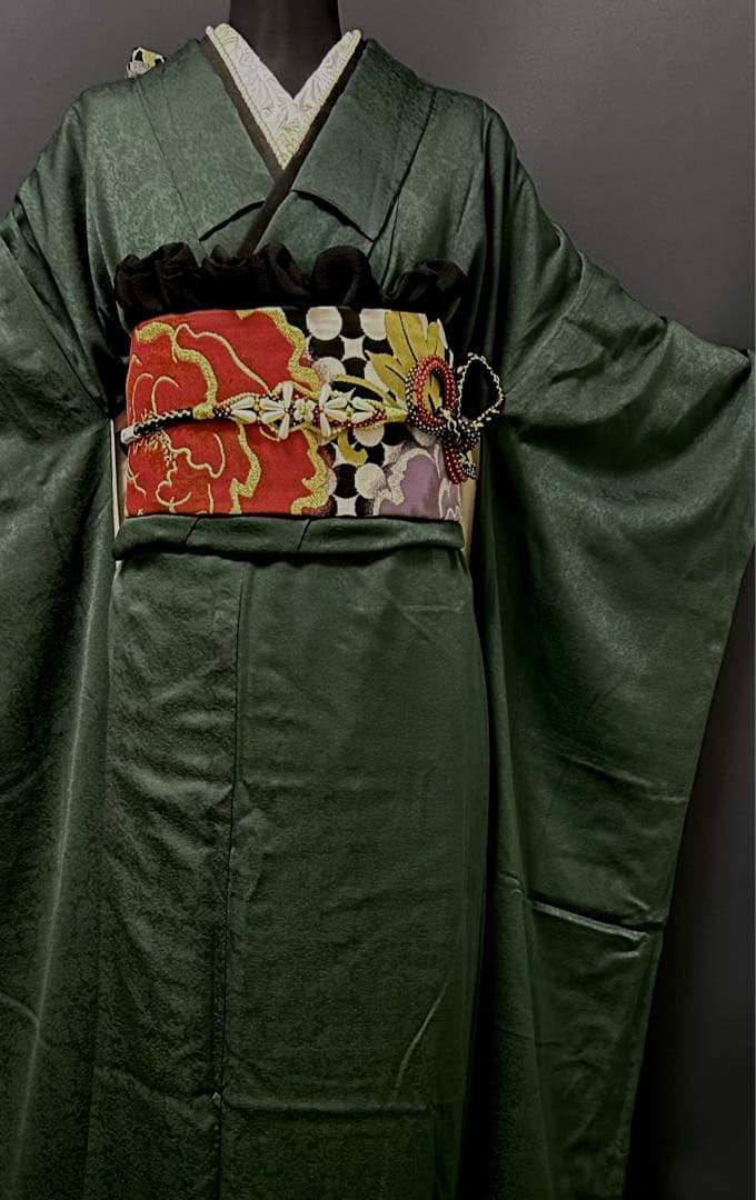 ガメママ シックな深緑にぶどう葉の立体地紋　豪華成人式振袖８点