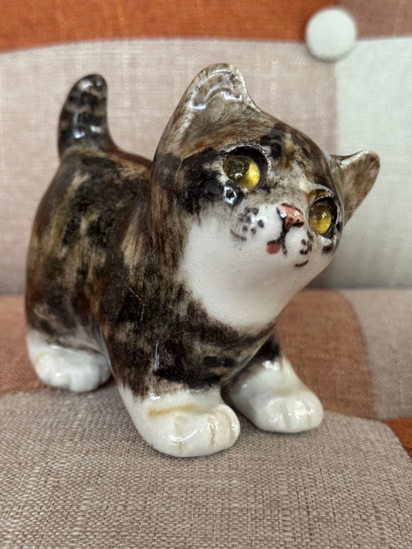 アンティーク　陶器製 猫の置物 茶色と白　価格交渉お気軽に。