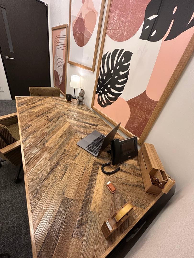 [美品/匿名配送]古材を使ったオシャレなオークヘリンボーンの大型の木製テーブル