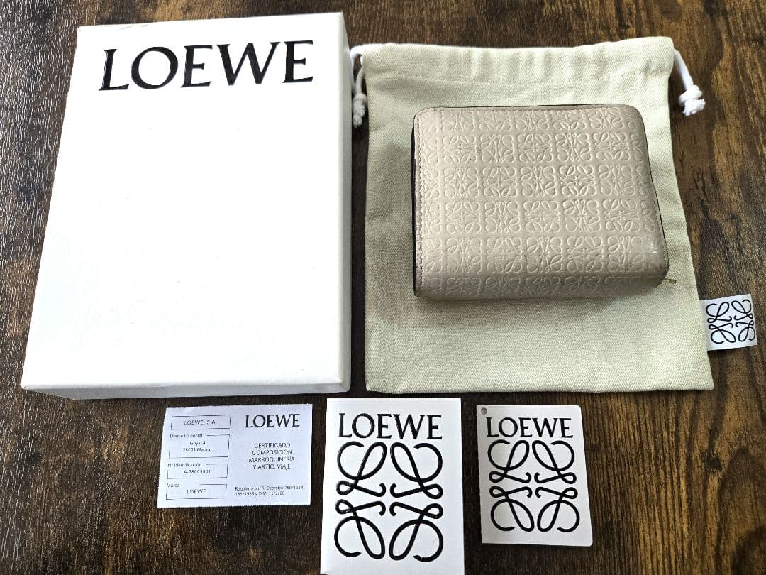 ２４時間以内限定値下げLOEWE ベージュ 二つ折り財布