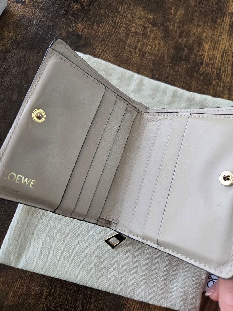 ２４時間以内限定値下げLOEWE ベージュ 二つ折り財布