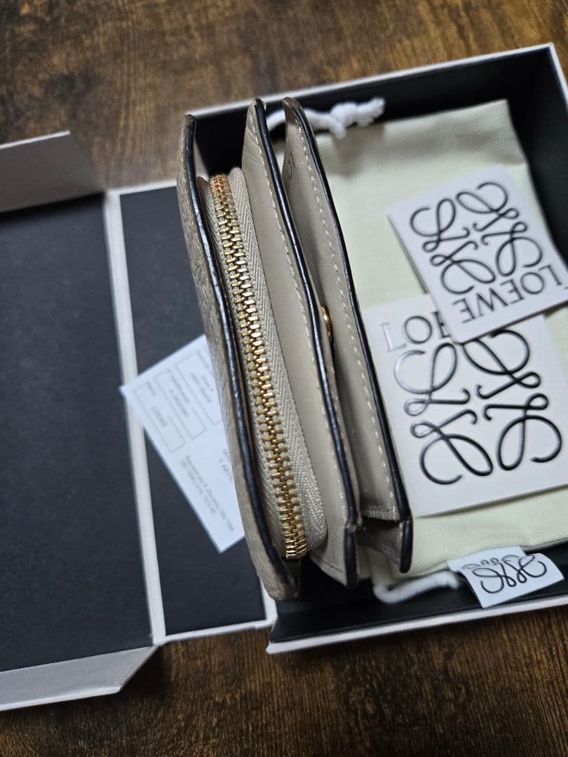 ２４時間以内限定値下げLOEWE ベージュ 二つ折り財布