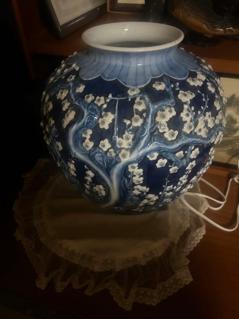 青い花柄の陶器花瓶