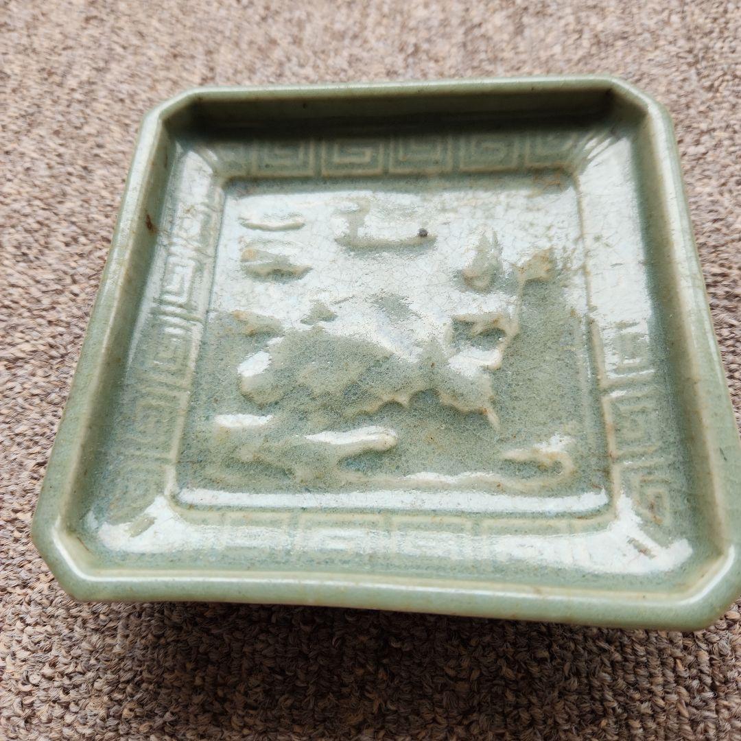 古九谷青磁陽刻牡丹蝶雷紋角皿