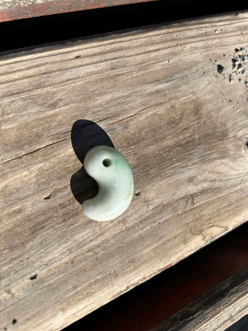 糸魚川翡翠　勾玉