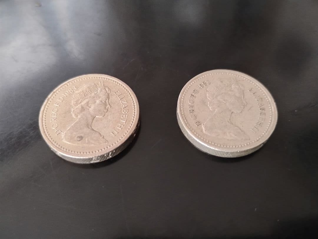 11983年 イギリス 1ポンド 硬貨　通常＆エラー　セット　エリザベスⅡ