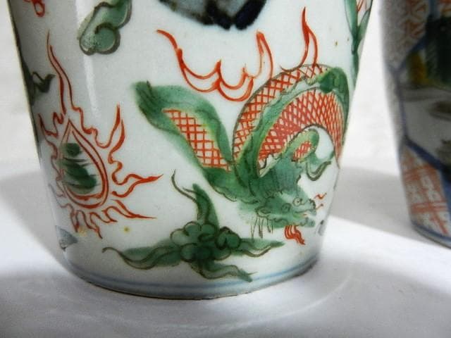 １８世紀後半の色絵蕎麦猪口２点（龍・雲・宝珠文／亀甲・人物・風景文）