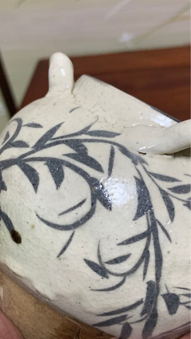 李朝？　中国？　アンティーク白磁四耳草花紋壺　花瓶