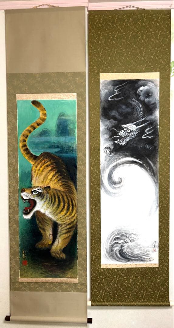 肉筆の水墨画（龍）日本画（虎）の掛け軸。