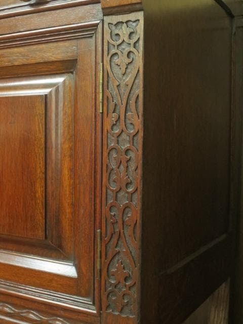 イギリス アンティーク オーク材 ブルボーズレッグ 彫刻 サイドボード 鍵付き