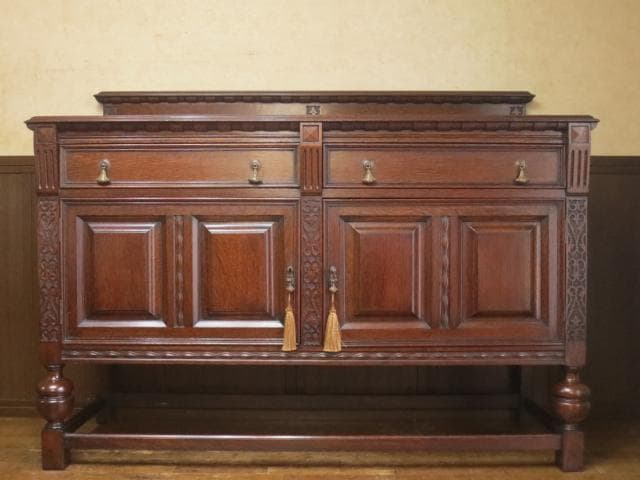 イギリス アンティーク オーク材 ブルボーズレッグ 彫刻 サイドボード 鍵付き