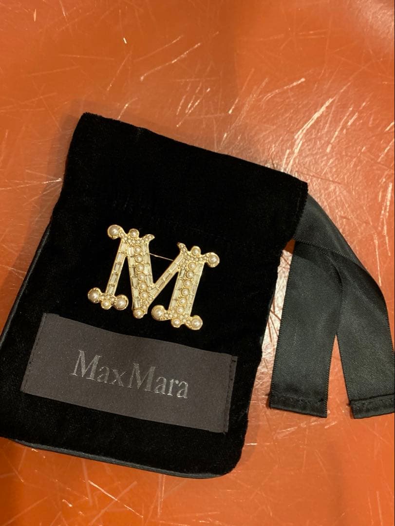未使用　マックスマーラ　ブローチ