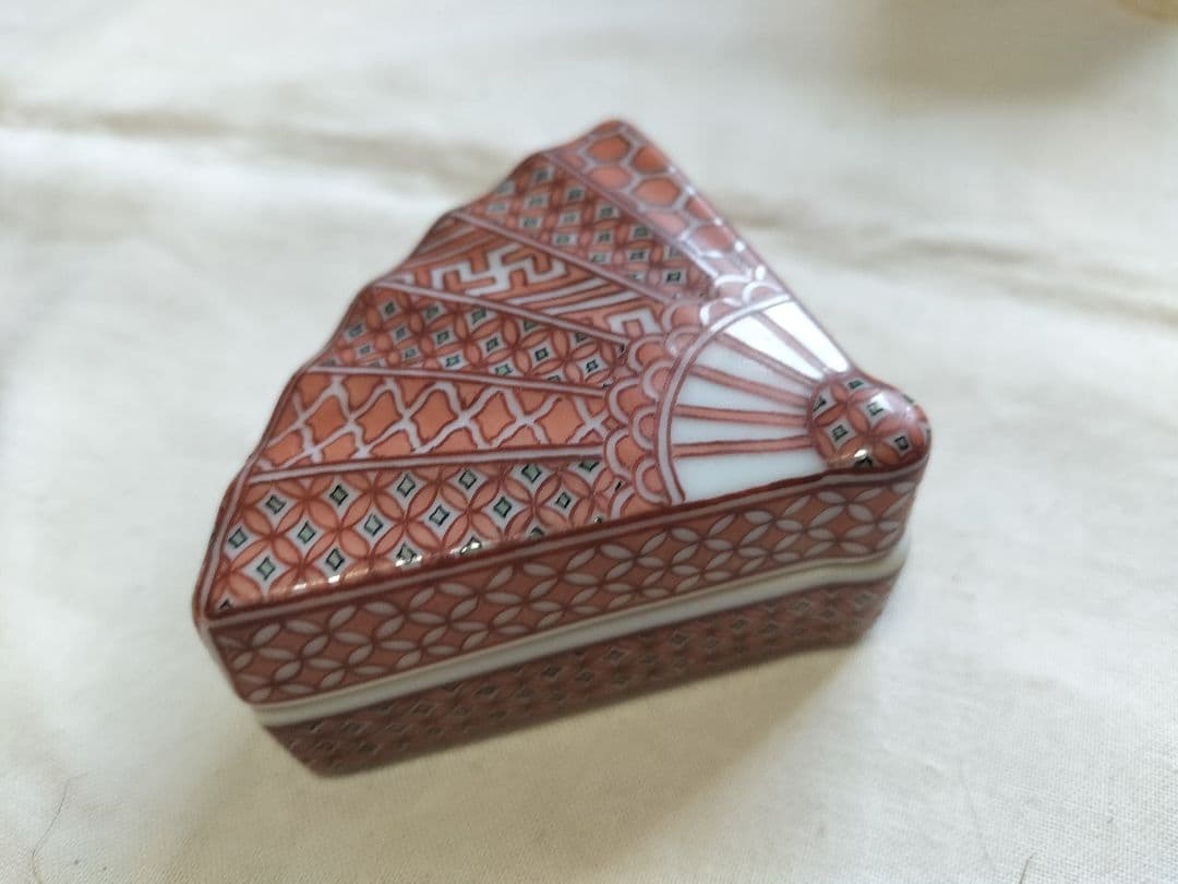 三浦竹泉作 香合 赤絵開扇