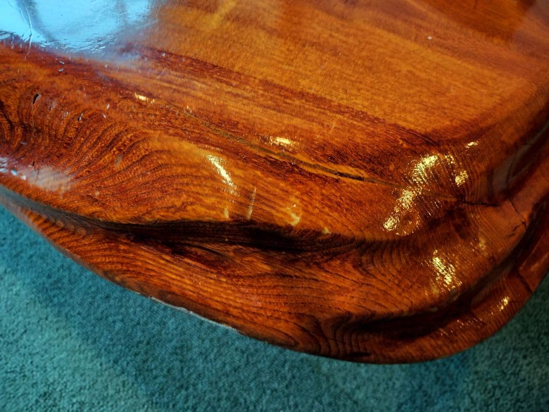 けやき1枚板で作った無垢材のテーブル