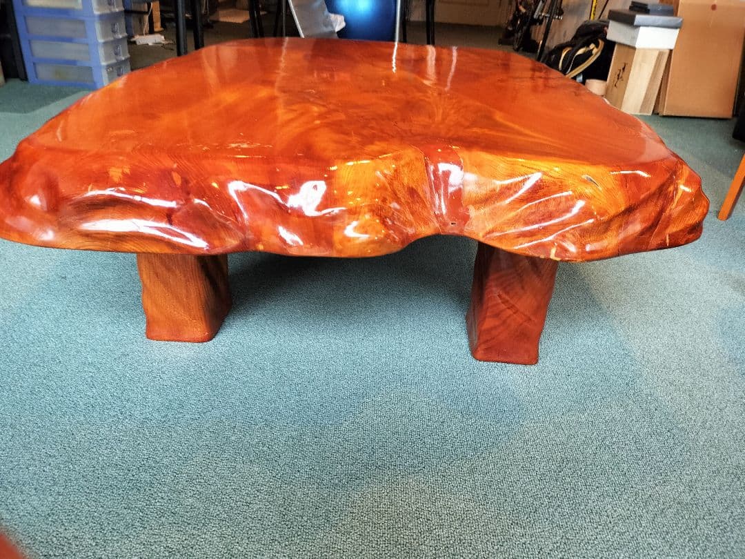 けやき1枚板で作った無垢材のテーブル