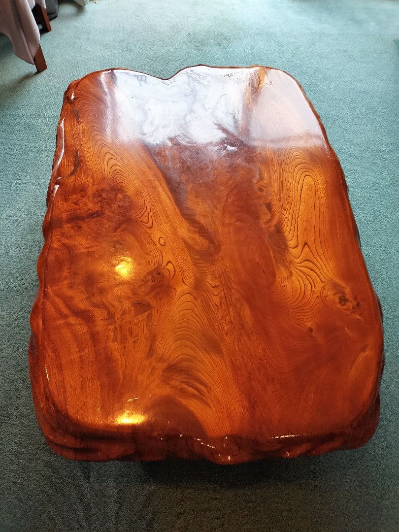 けやき1枚板で作った無垢材のテーブル