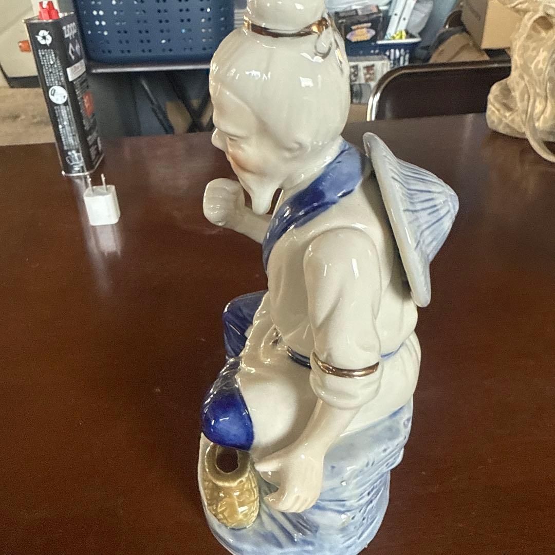 青白陶器 男性像 壺を持つ釣り竿なし。
