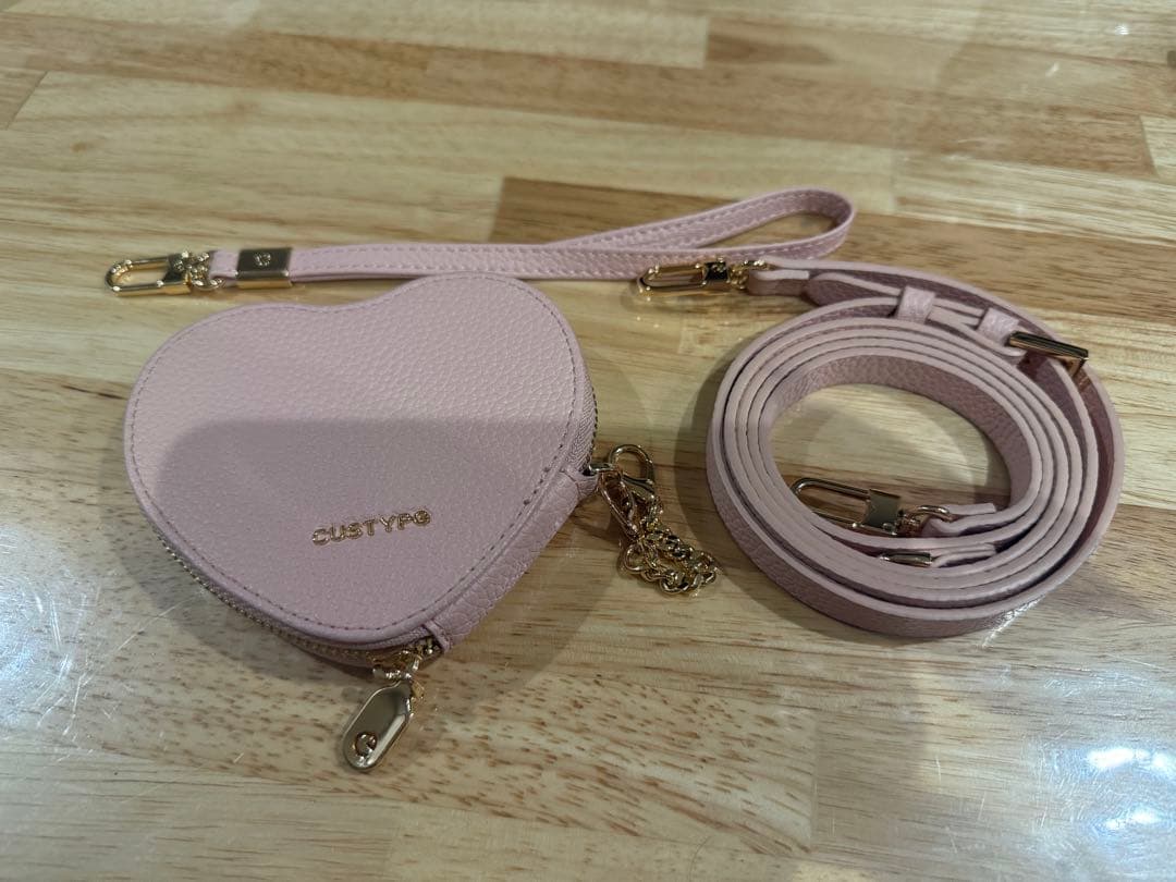 CUSTYPE ハート型スマホショルダーバッグ　iPhone16pro