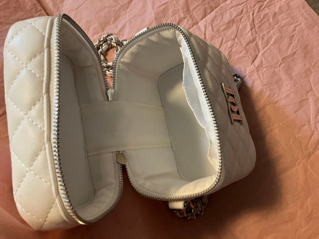 【シルバーパーツ】キルティングスクエアミニバッグ　ホワイト