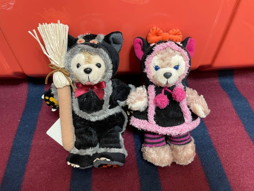 新品未使用タグ付きダッフィー シェリーメイ 2009ハロウィンぬいぐるみバッジ