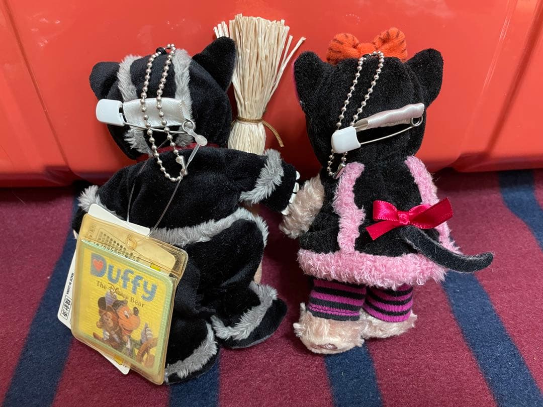 新品未使用タグ付きダッフィー シェリーメイ 2009ハロウィンぬいぐるみバッジ