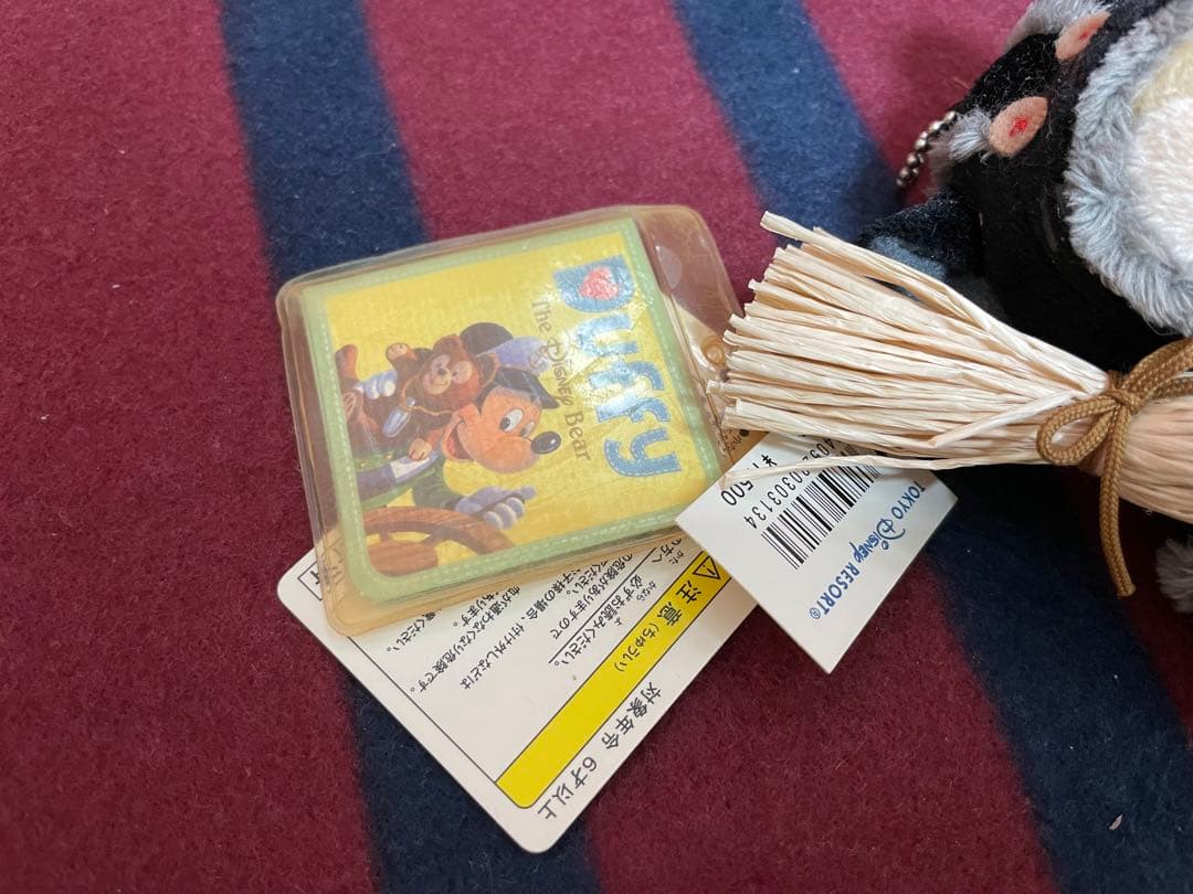 新品未使用タグ付きダッフィー シェリーメイ 2009ハロウィンぬいぐるみバッジ