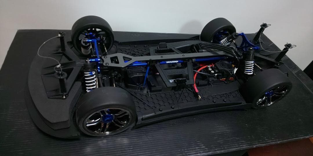 トラクサス 1/7 ラジコンカー X0-1 箱付き開封済み未走行