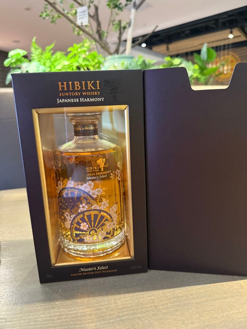 響 ジャパニーズハーモニー　　　　　　　　　　　　意匠ボトル　化粧箱付き