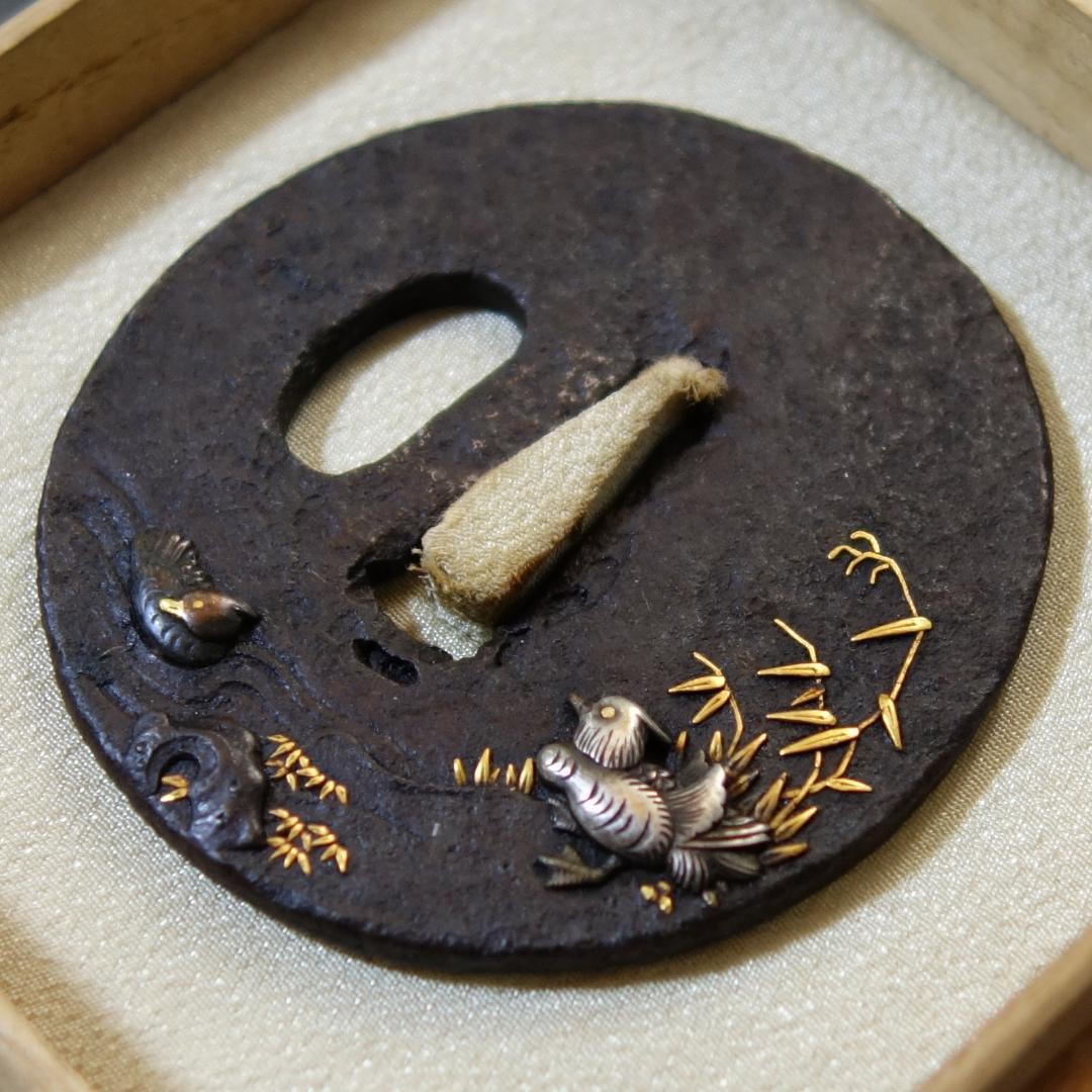 【金銀銅象嵌 鴛鴦図鍔】(鍔箱付き) 鍔 鐔 鉄地 刀装具 日本刀 武具 骨董