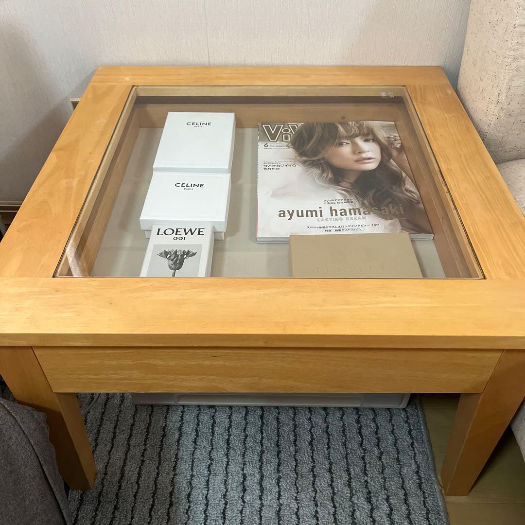 ガラス天板の木製テーブル 引き出し付き