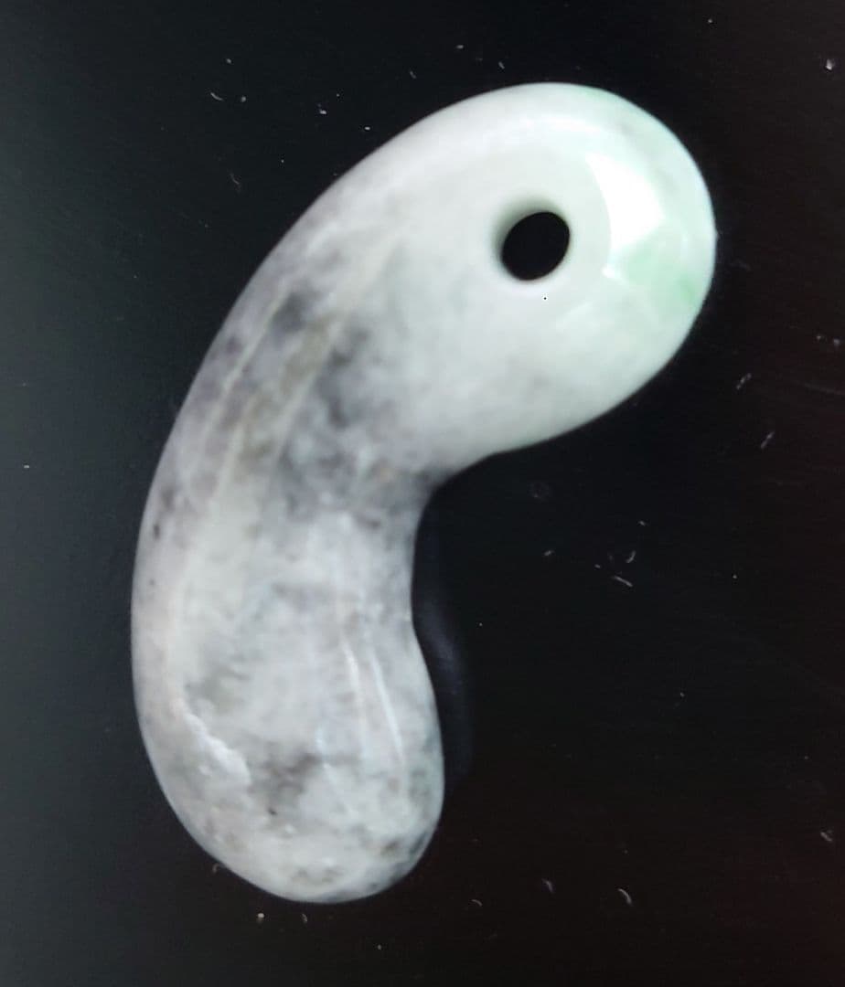 糸魚川翡翠　勾玉　緑と黒