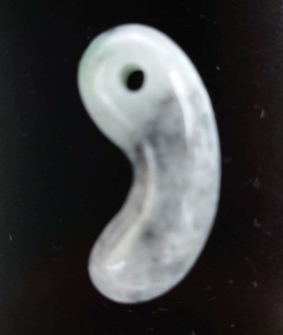 糸魚川翡翠　勾玉　緑と黒