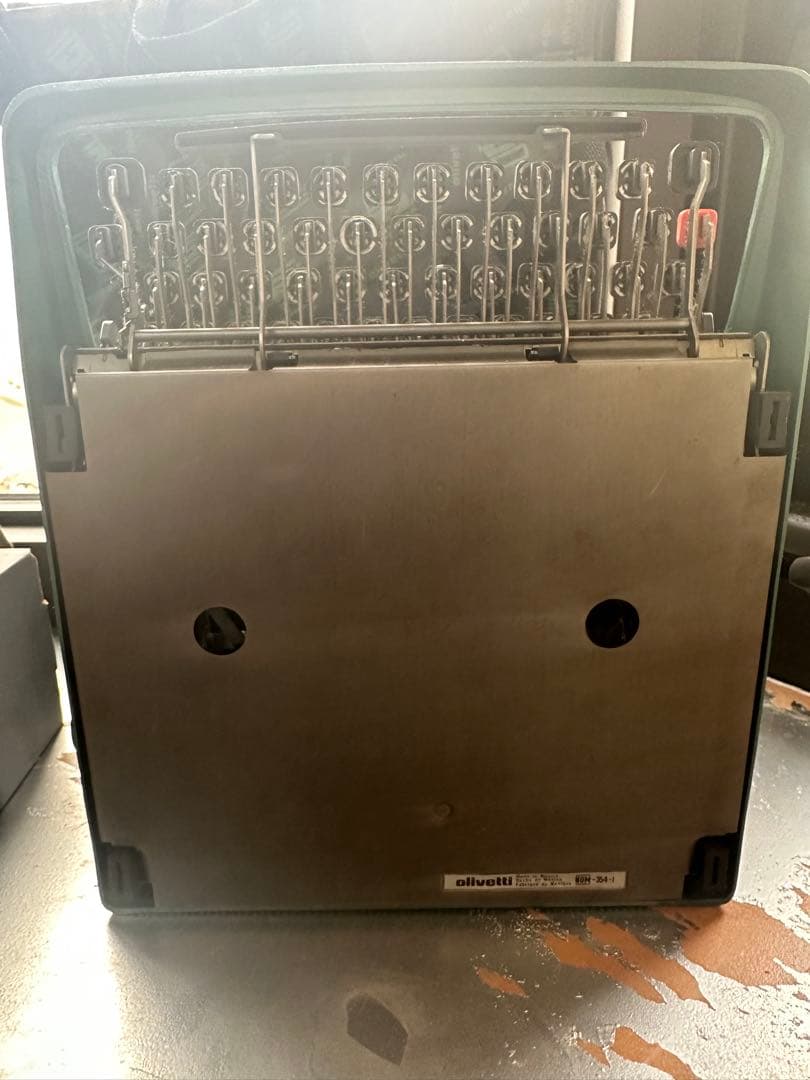 Olivetti LETTERA 32 タイプライター