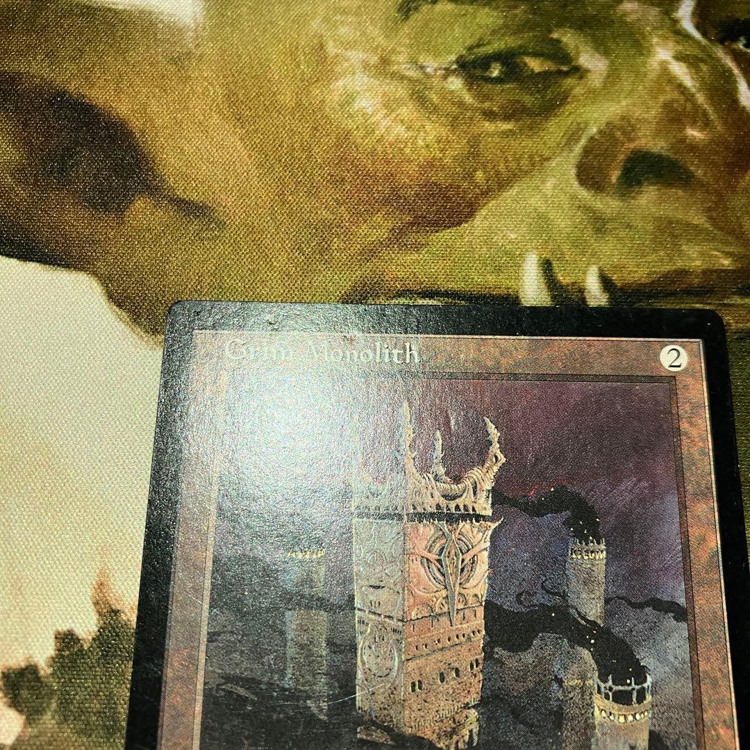 厳かなモノリス　英語