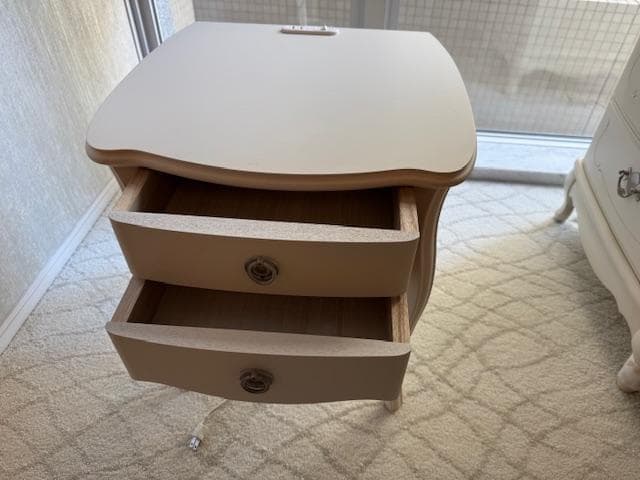 【美品】カンティーニュ　ナイトテーブル（フットライト付き）