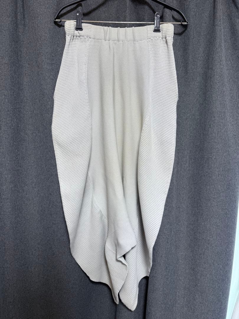 【ISSEY MIYAKE】パンツ Fサイズ 白系グレー ストレッチ素材