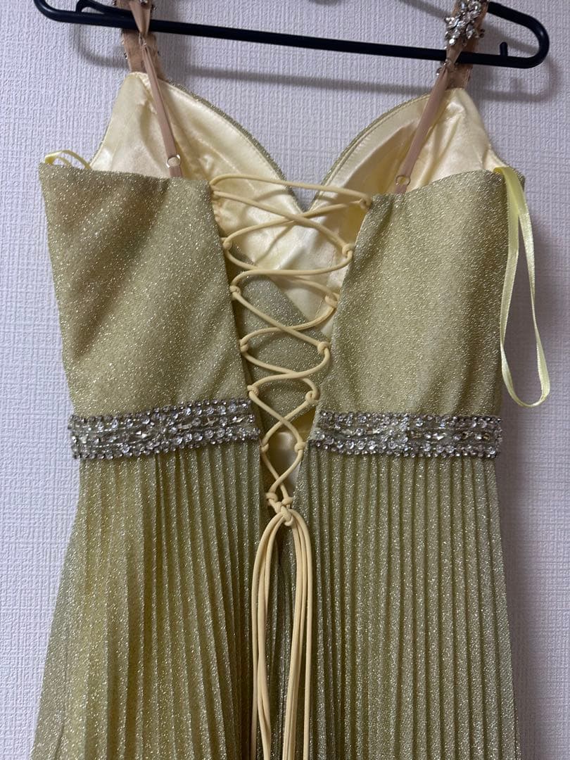 キラキラがかわいいライトグリーンがかったイエロー カラードレス