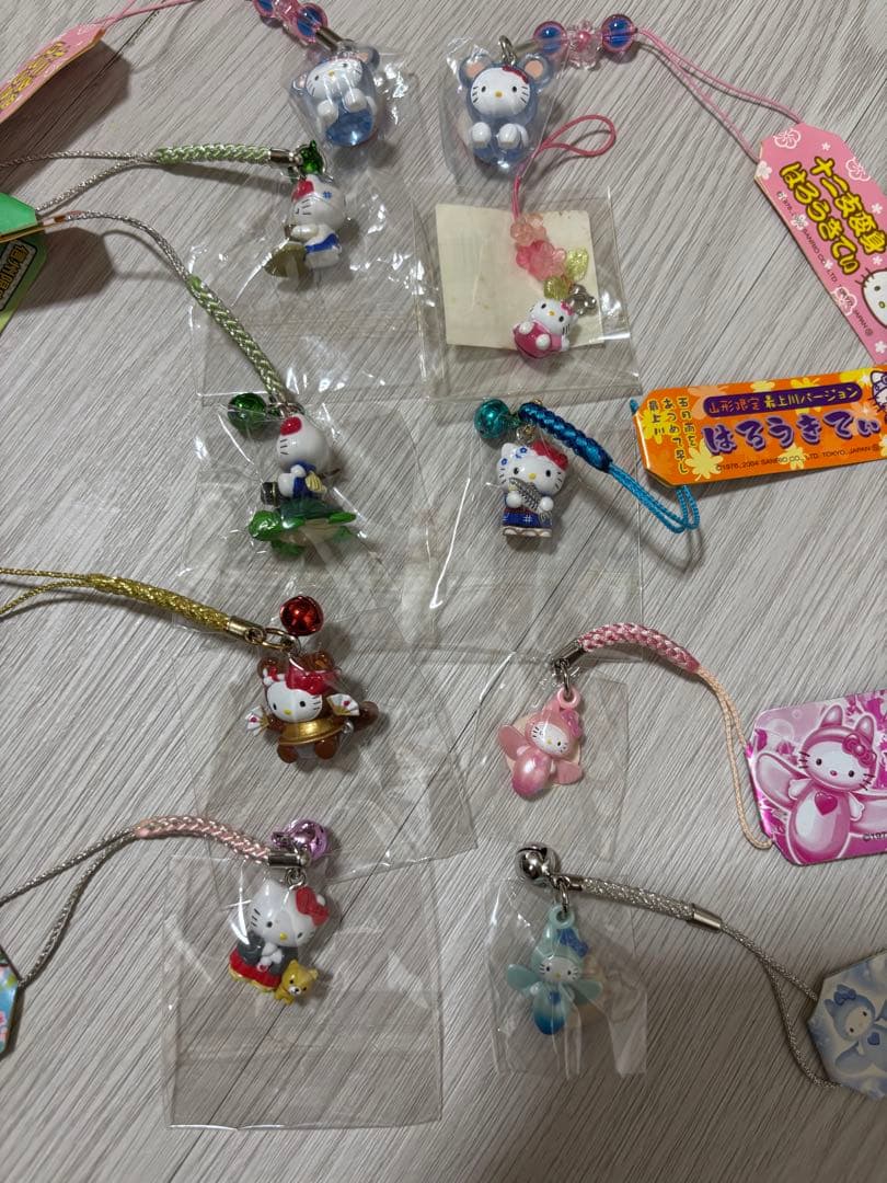 ご当地キティ 値付けまとめ売り ストラップ 、チャームセット 100個 値下げ中