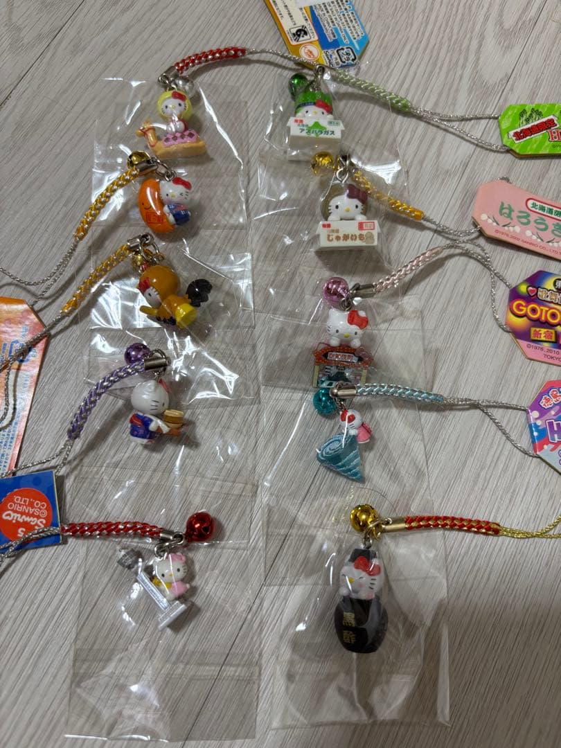 ご当地キティ 値付けまとめ売り ストラップ 、チャームセット 100個 値下げ中