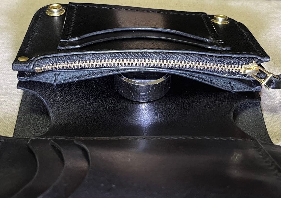 栃木レザー ミドル トラッカーウォレット 三層 ピックポケット無し