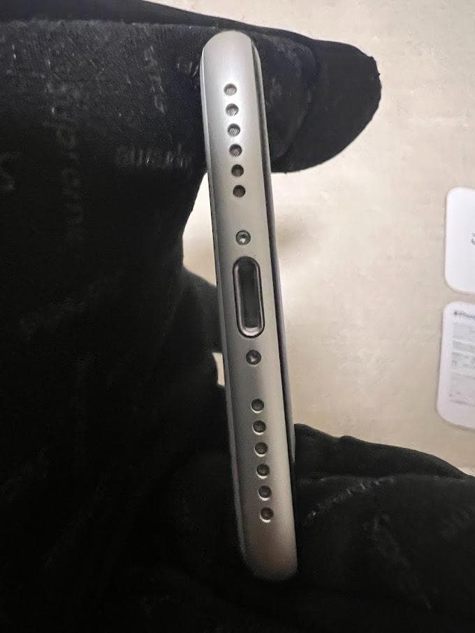 【極美品】Apple iPhone SE (第2世代) ホワイト 本体