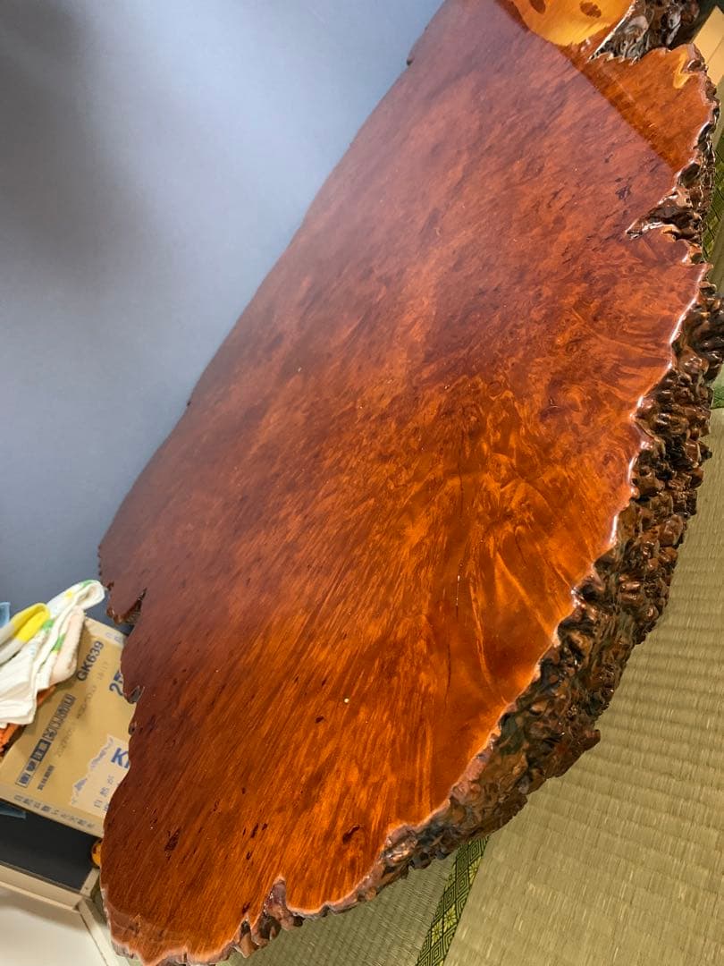 自然な形状の茶色い座卓　花梨