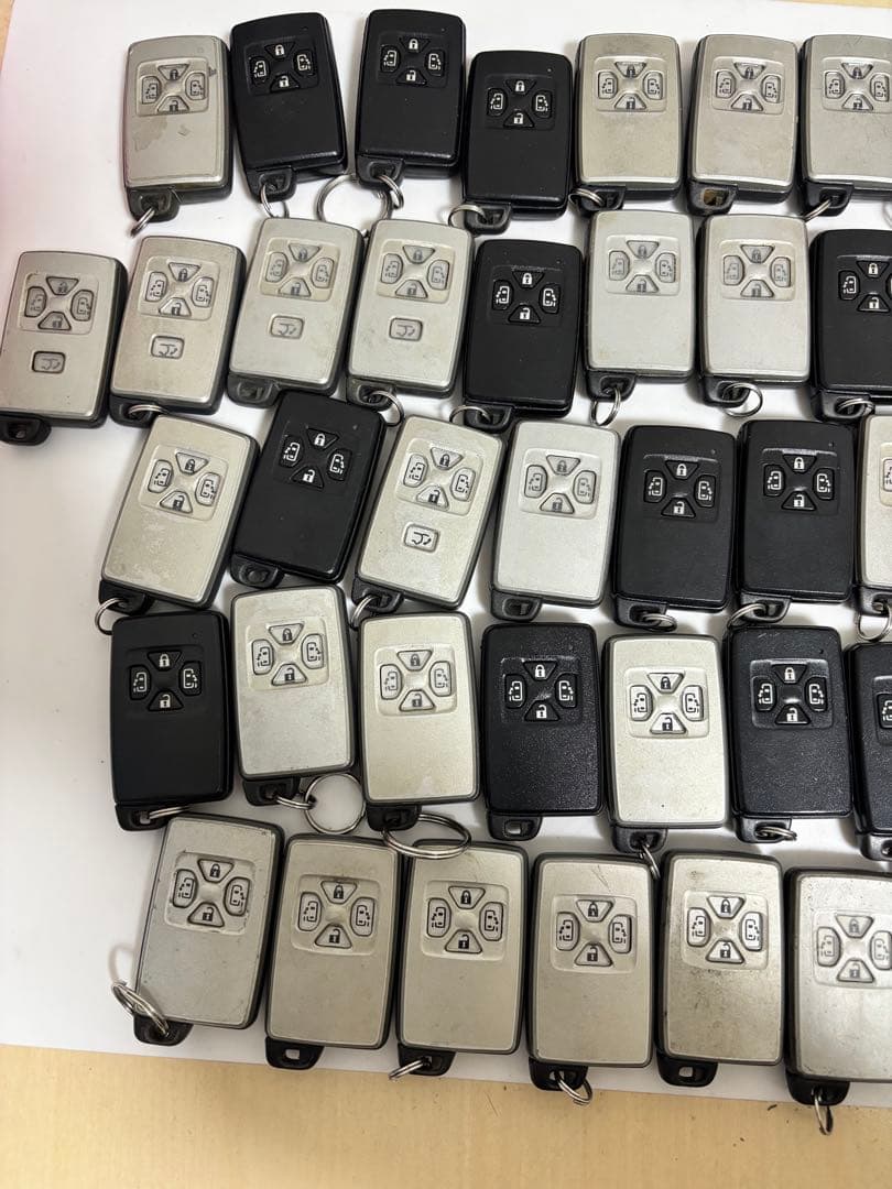 トヨタ純正スマートキー (*合計60個) 13個は電池切れてます。