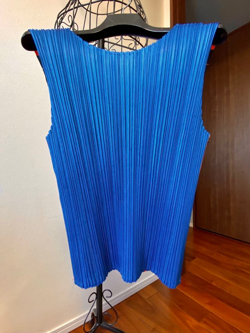 PLEATS PLEASE タンクトップ（オレンジ・黒・青）