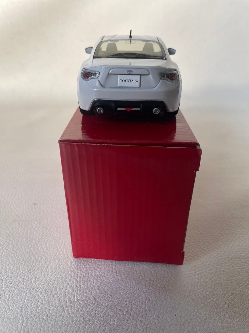 トヨタ 86 色見本 ミニカー 1/30 ①37J サテンホワイトパール 非売品